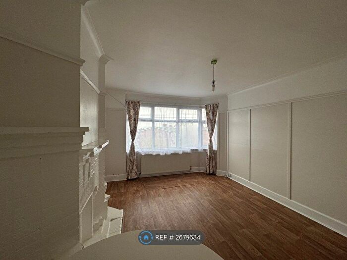 2 Bedroom Maisonette To Rent In Oak Tree Dell, London, NW9