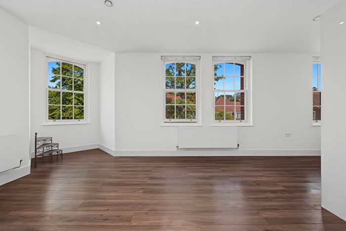 1 Bedroom Apartment To Rent In Hermitage Road, N15