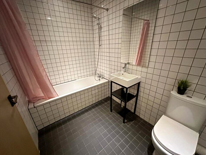 1 Bedroom House To Rent In Kempston Street, L3