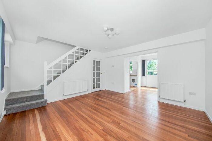 2 Bedroom Maisonette To Rent In Courtlands Avenue, London, SE12