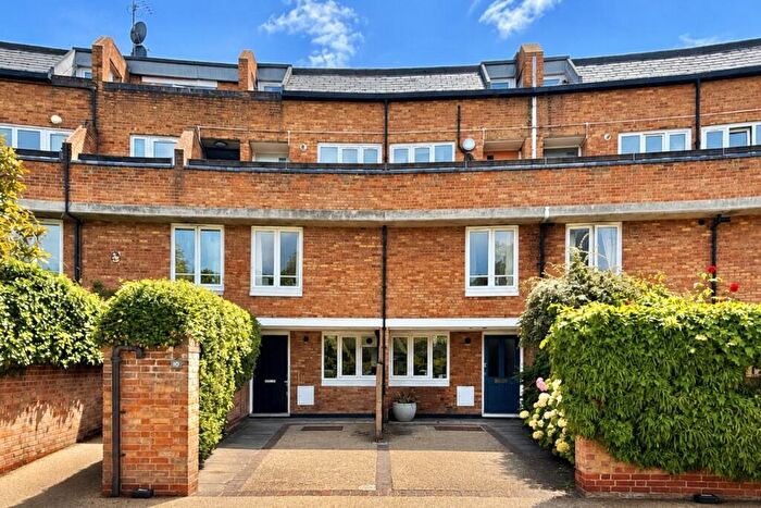 4 Bedroom Maisonette For Sale In Granfield Street, London, Battersea, SW11