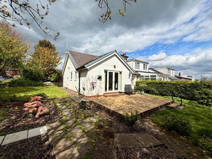 3 Bedroom Semi-Detached House For Sale In Norton Close, Halifax, HX2