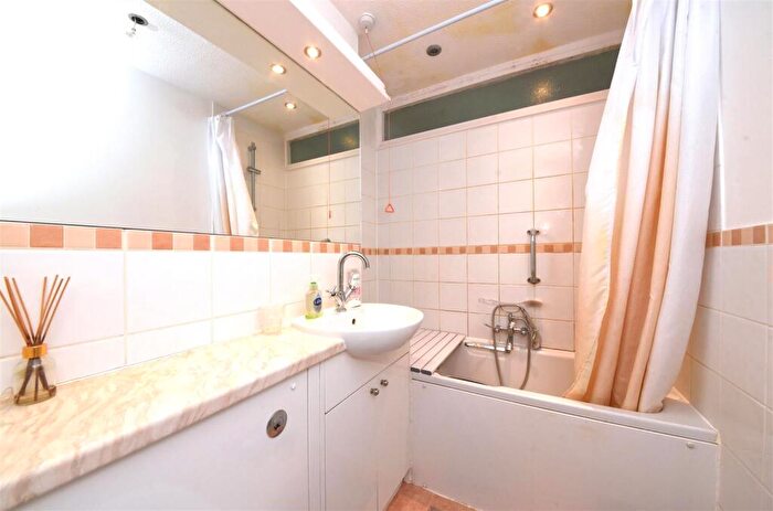 2 Bedroom Apartment For Sale In Stokes Court, East Finchley, N2