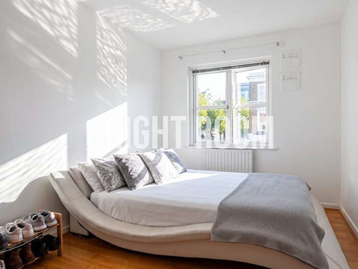 3 Bedroom Flat To Rent In Bedroom Flat, Eagling Close, London, E3