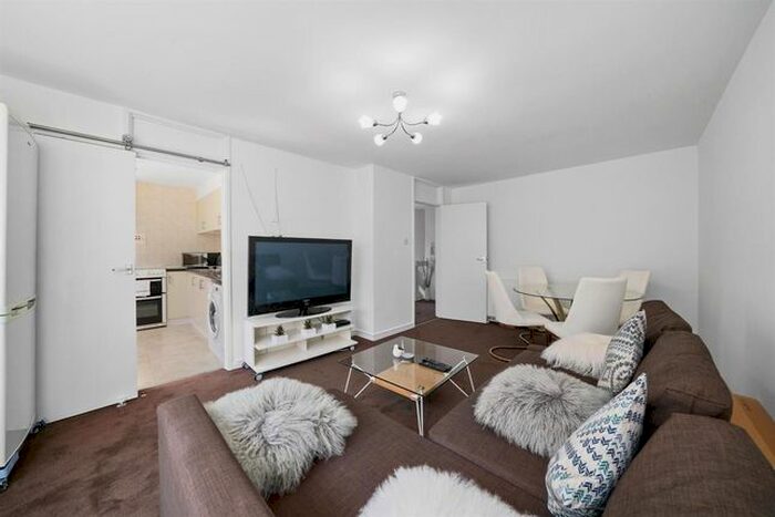 3 Bedroom Flat To Rent In Gatewick Close, Slough SL1