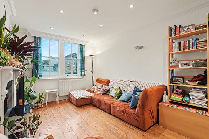 2 Bedroom Flat For Sale In Hornsey Road, London, N19