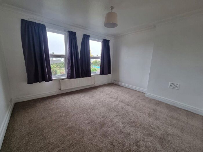 3 Bedroom Flat To Rent In Stainforth Road, Ilford, IG2
