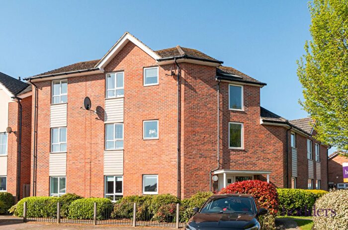 2 Bedroom Flat For Sale In Roakes Avenue, Addlestone, Surrey, KT15