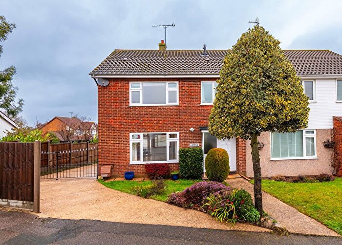 3 Bedroom Semi-detached House For Sale In Quakers Close, Hartley, Longfield, Kent, DA3