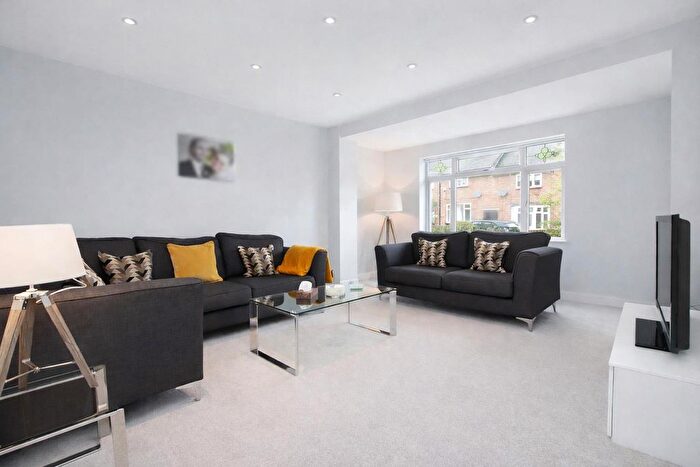 3 Bedroom Property For Sale In Barton Way, Borehamwood, WD6