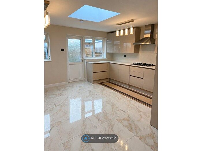 4 Bedroom Semi-Detached House To Rent In Dunbar Close, Hayes, UB4