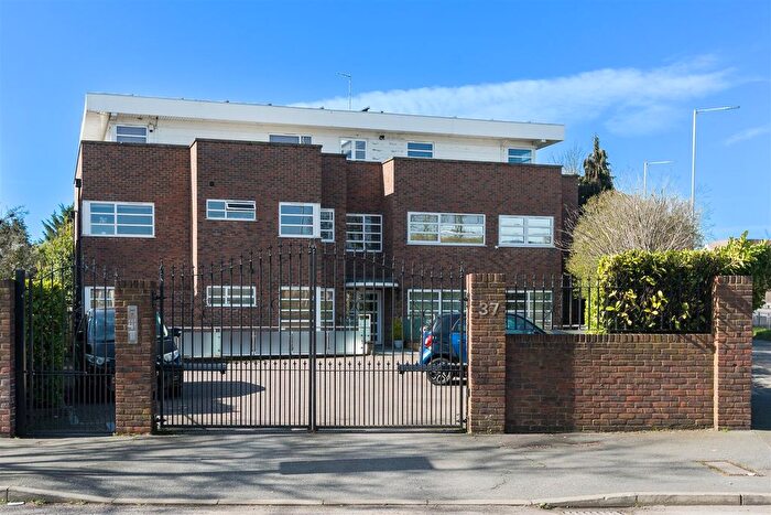 3 Bedroom Flat For Sale In Ashley Lane, Hendon, NW4