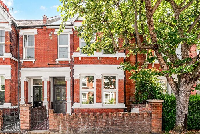 3 Bedroom Flat For Sale In Grafton Road, Acton, London, W3
