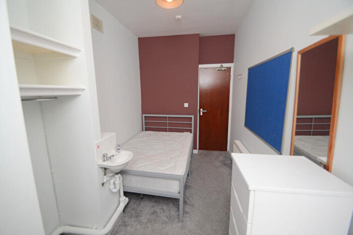 5 Bedroom Flat To Rent In Clifton Avenue, Fallowfield, Manchester, M14