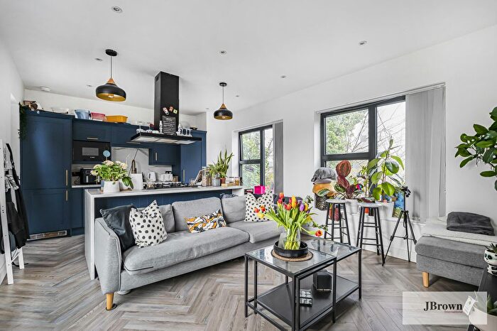 3 Bedroom Flat To Rent In Fairview Road, SW16