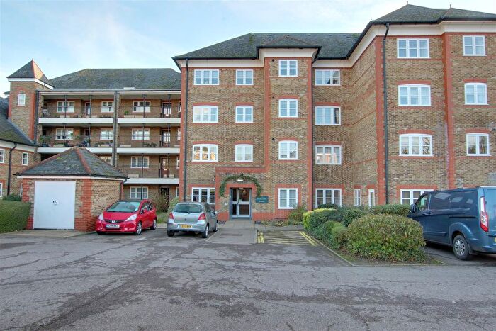 2 Bedroom Flat To Rent In Newsholme Drive, London, N21