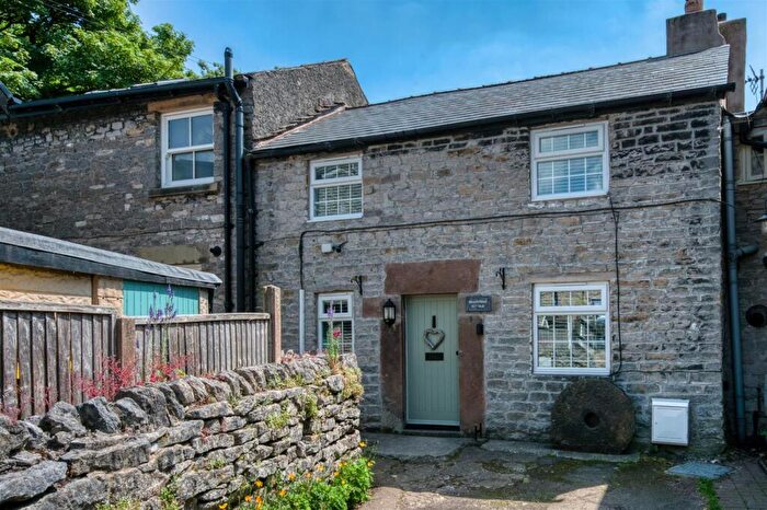 2 Bedroom Cottage For Sale In The Island, Castleton, Hope Valley, S33