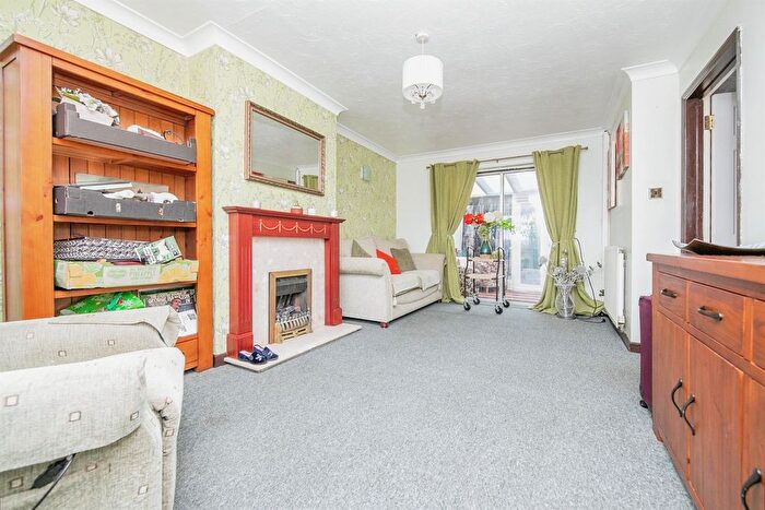 3 Bedroom End Of Terrace House For Sale In Hawthorn Avenue, Colchester, CO4