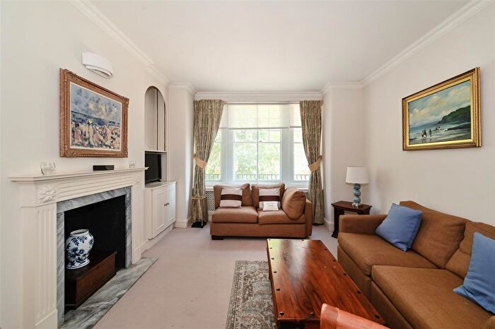 3 Bedroom Flat To Rent In Walton Street, London, SW3