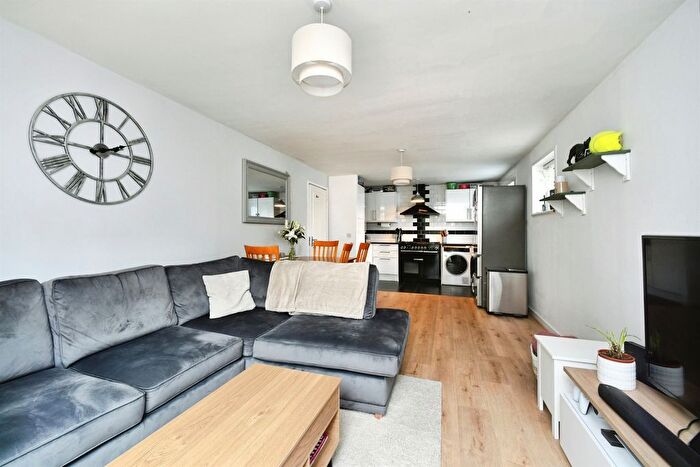 2 Bedroom Flat For Sale In Rectory Close, Newhaven, BN9