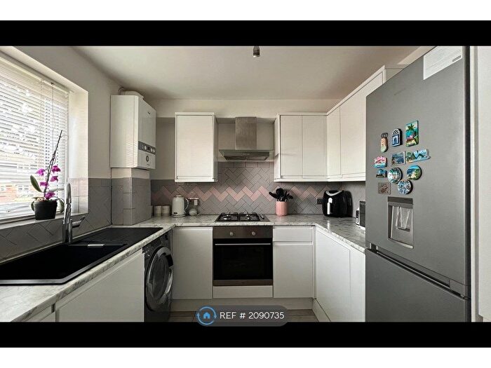 2 Bedroom Flat To Rent In Heathdene Drive, Belvedere, DA17