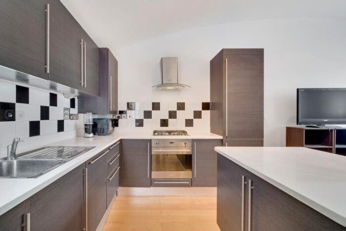 2 Bedroom Flat To Rent In Gerards Place, Clapham, London, SW4