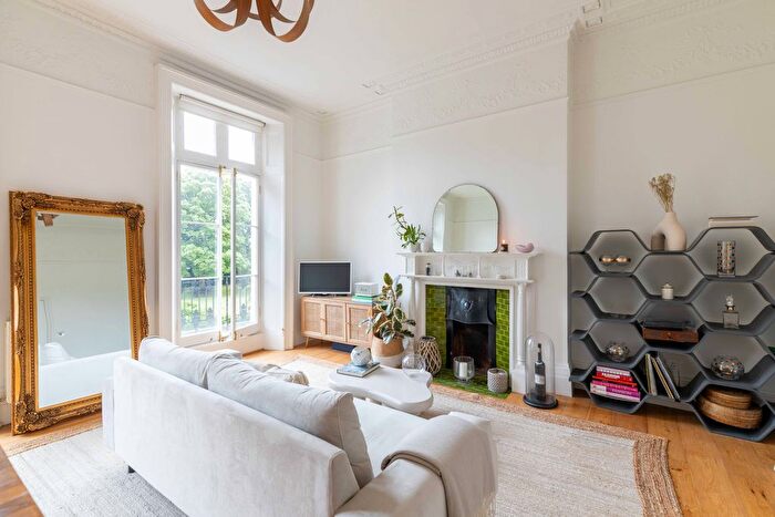 1 Bedroom Flat To Rent In Norland Square, Holland Park, London, W11