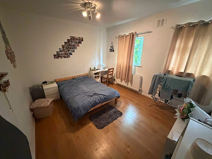 3 Bedroom Flat To Rent In Old Kent Road, London, SE1