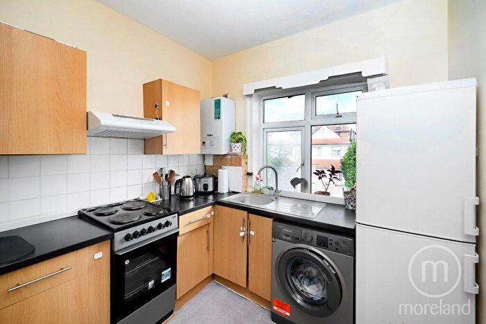 2 Bedroom Apartment To Rent In Highfield Avenue, Golders Green, NW11