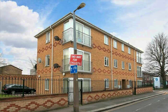 2 Bedroom Flat To Rent In Wakefield Court, Park Road, London, E10