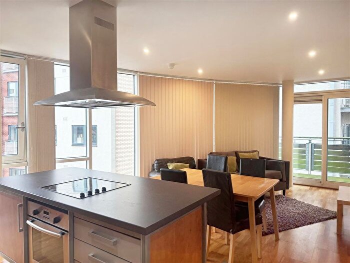 2 Bedroom Flat To Rent In Glasshouse, Canal Square, B16