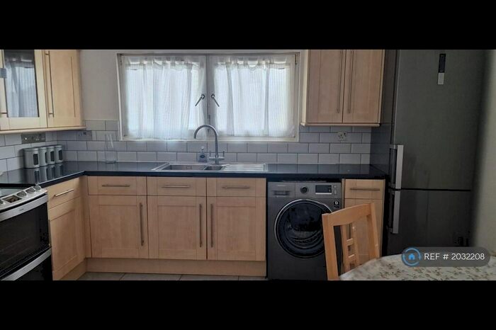 3 Bedroom Maisonette To Rent In Doughty Court, London, E1W