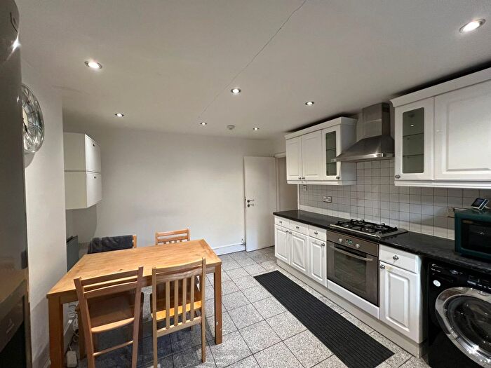 2 Bedroom Flat To Rent In Dunsmure Road, London, N16