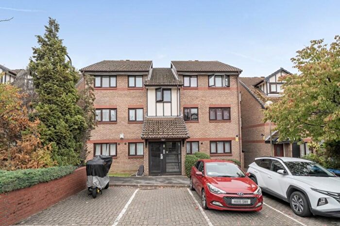 2 Bedroom Flat For Sale In Viewfield Close, Kenton, HA3