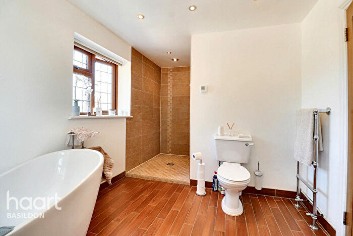 5 Bedroom Detached House For Sale In South Avenue, Basildon, SS16