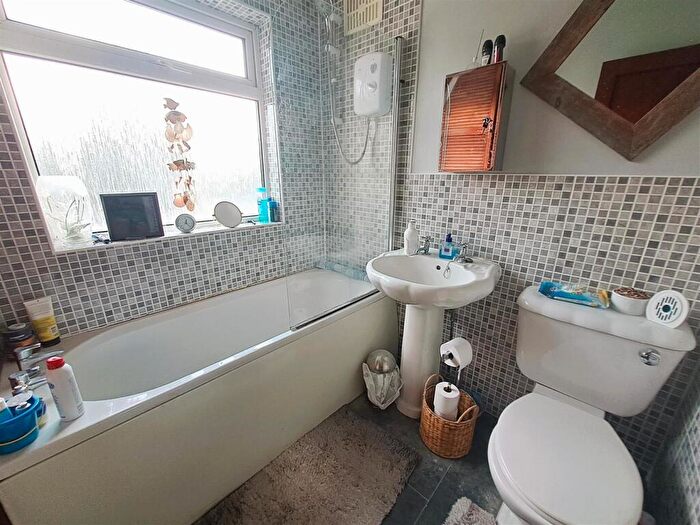 3 Bedroom Semi-Detached House For Sale In Whitecroft Road, Sheldon, Birmingham, B26