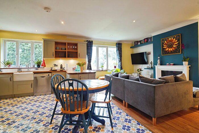 3 Bedroom Maisonette For Sale In Palace Road, London, SW2