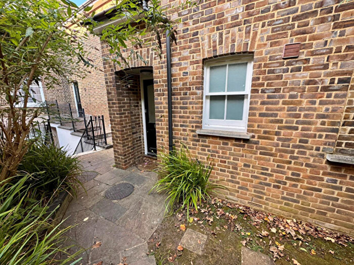 1 Bedroom Flat To Rent In Queen Street, Chelmsford, Essex, CM2