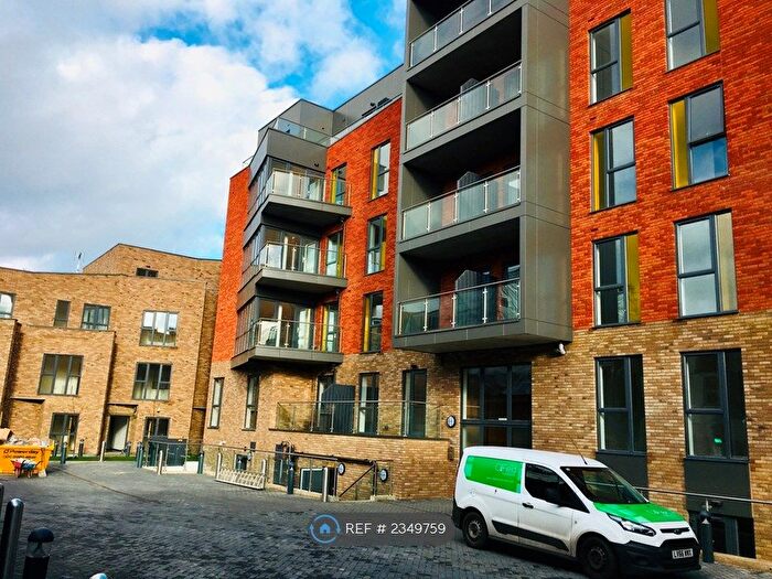 Studio To Rent In Waleorde Road, London, SE17