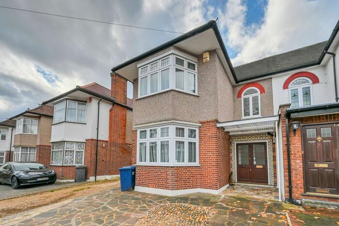4 Bedroom Semi-Detached House To Rent In Crown Lane, London, Es, Southgate, London, N14