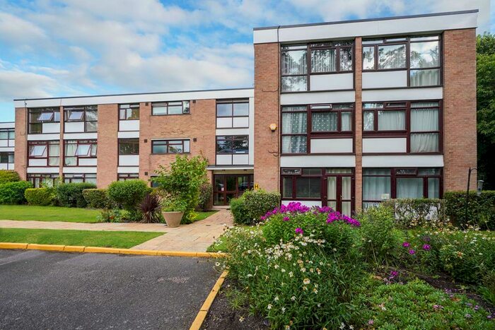 2 Bedroom Flat To Rent In Beechcroft Manor, Oatlands Drive, KT13