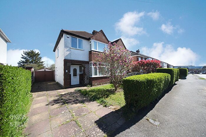 3 Bedroom Semi Detached House For Sale In Hollybush Road, Luton, Bedfordshire, LU2