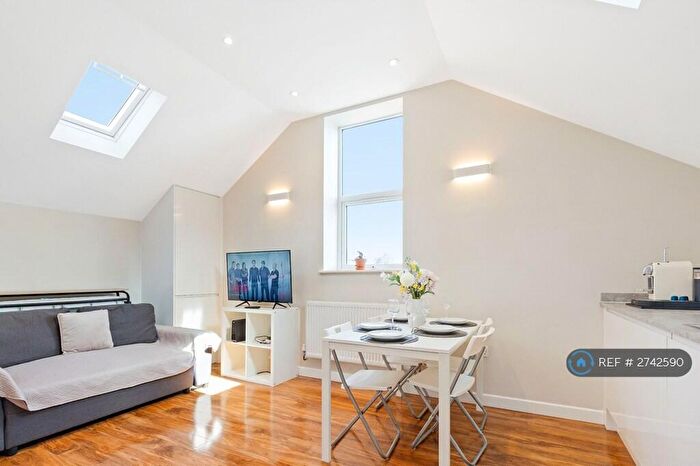 2 Bedroom Flat To Rent In High Road Leytonstone, London, E11