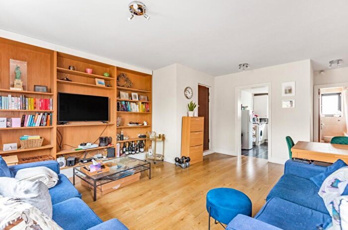 2 Bedroom Flat For Sale In Beauchamp Road, London, SW11