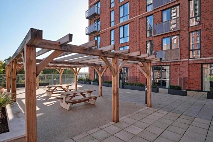 3 Bedroom Flat To Rent In Oxbow, Stephenson House, M5