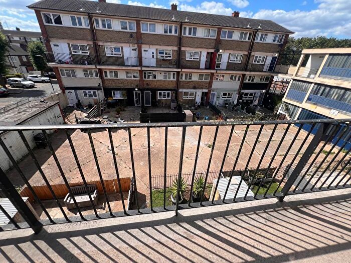 3 Bedroom Flat For Sale In Hooper Road, London, E16