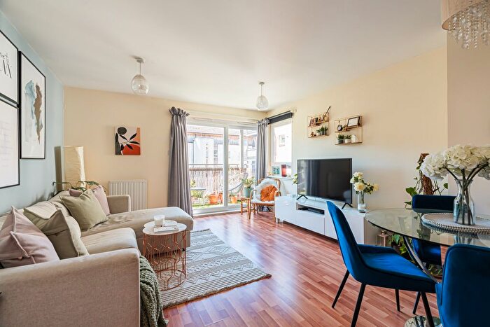 2 Bedroom Flat For Sale In / Albion Gardens, Edinburgh, EH7