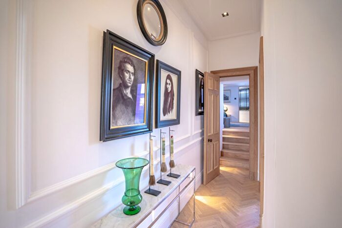 2 Bedroom Flat To Rent In Cadogan Square, London, SW1X