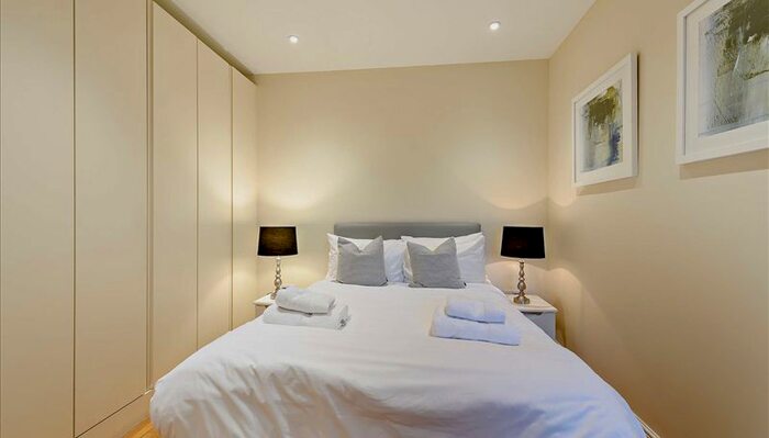 2 Bedroom Flat To Rent In Hamlet Gardens, London, W6