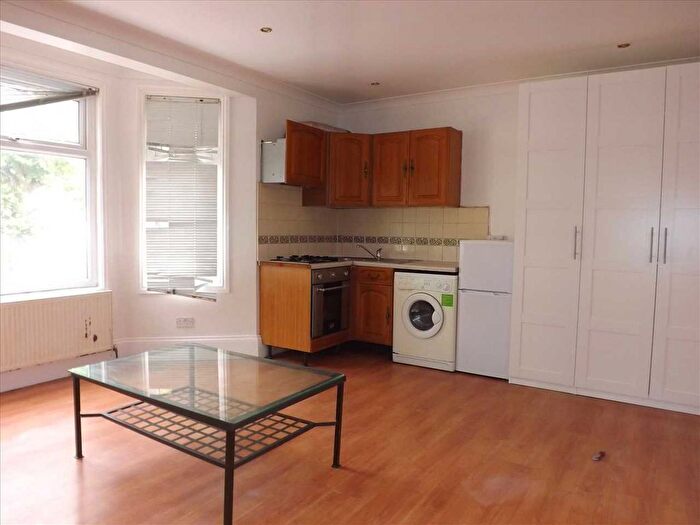 1 Bedroom Flat To Rent In Uxbridge Road (First Floor Studio Flat), Hanwell, West Ealing, W7